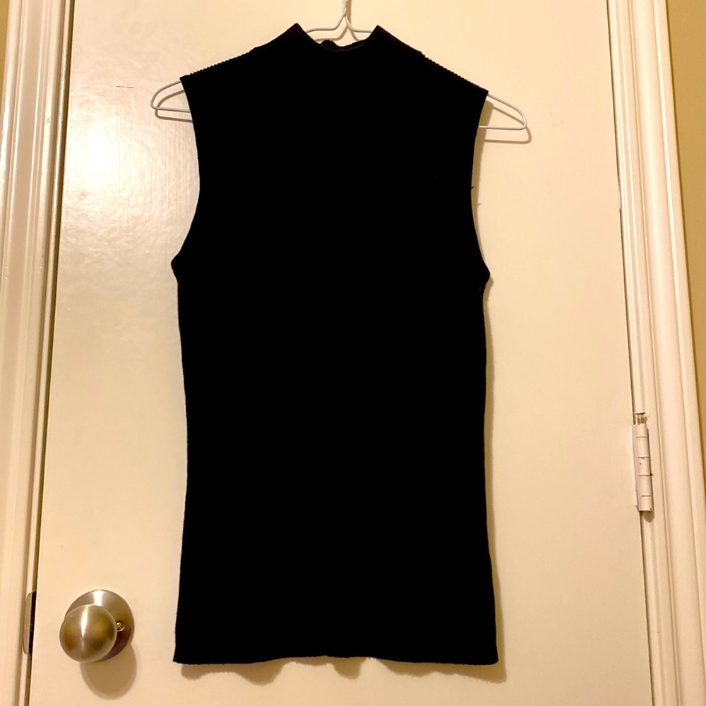 Sleeveless black collar sweater